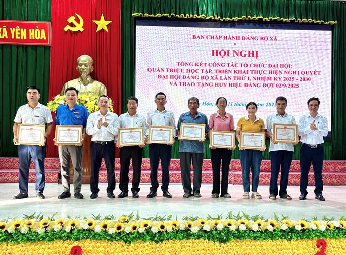 A group of people holding certificates
AI-generated content may be incorrect.