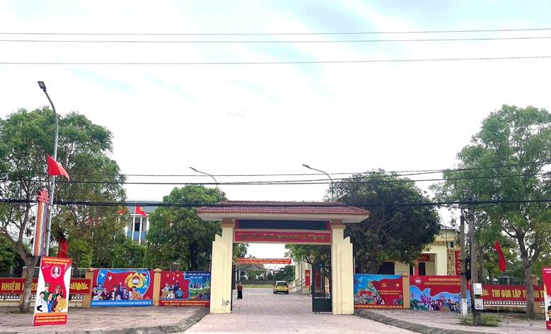 A gate with a mural on the side
AI-generated content may be incorrect.