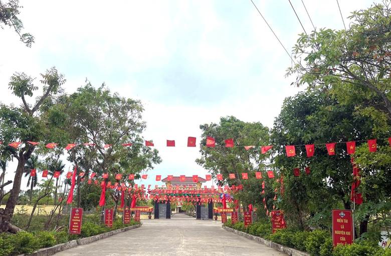 A walkway with red flags and trees
AI-generated content may be incorrect.