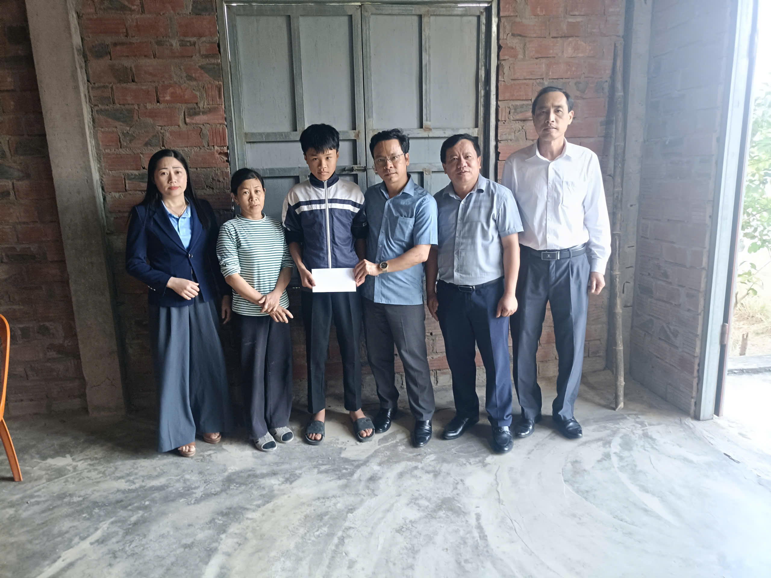 Đảng uỷ xã Yên Hoà đồng hành, đỡ đầu học sinh có hoàn cảnh khó khăn 