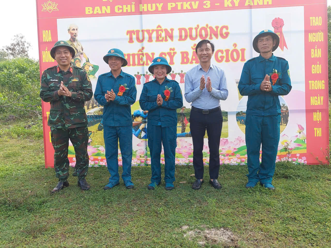 Đồng chí Bí thư Đảng ủy xã Yên Hòa thăm, động viên lực lượng dân quân huấn luyện bắn đạn thật 