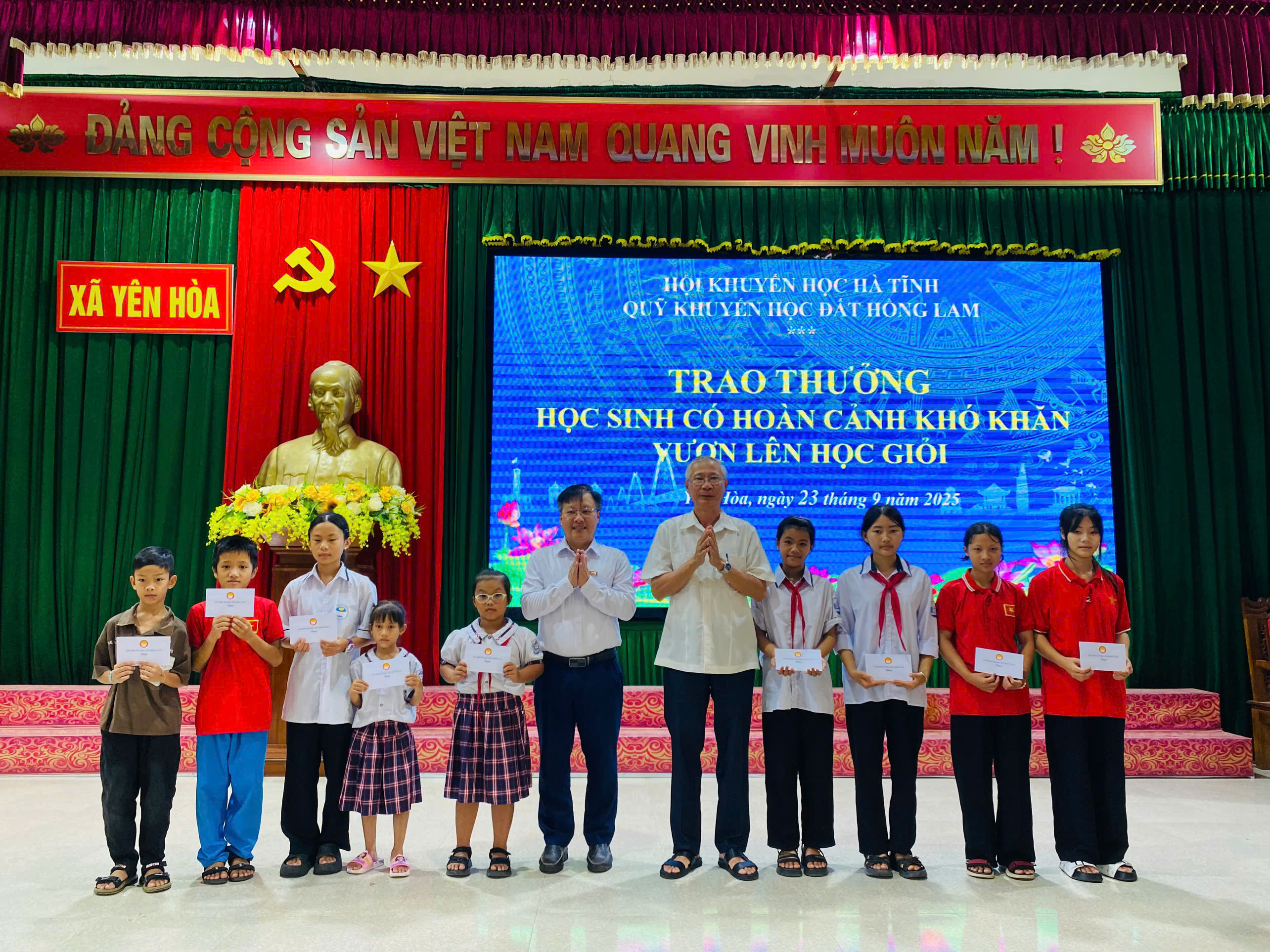 Thắp lên ước mơ học trò: Xã Yên Hòa trao quà khuyến học cho học sinh khó khăn