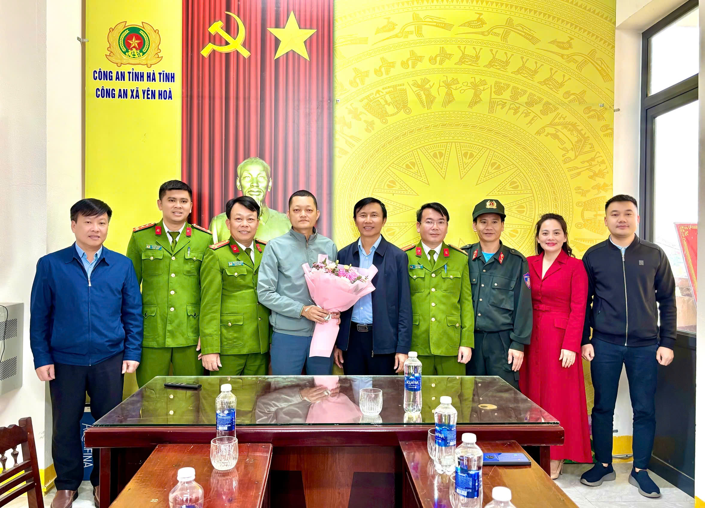 Lãnh đạo xã Yên Hòa chúc mừng Công an xã triệt phá thành công chuyên án mua bán trái phép chất ma túy